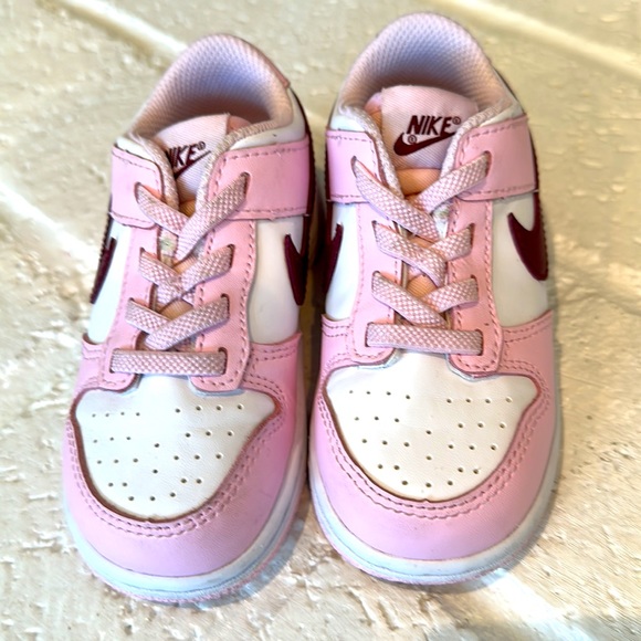 Nike Dunks Valentine’s Edition Toddler - Picture 7 of 9